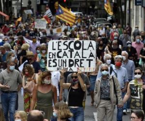 França: milhares de manifestantes defendem inclusão de línguas regionais no ensino público
