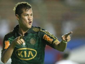 Iluminado, Betinho decide contra o Bahia e renova esperança do Verdão