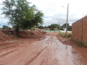 Florianenses reclamam de lamaçal próximo a avenida Dirceu Arcoverd
