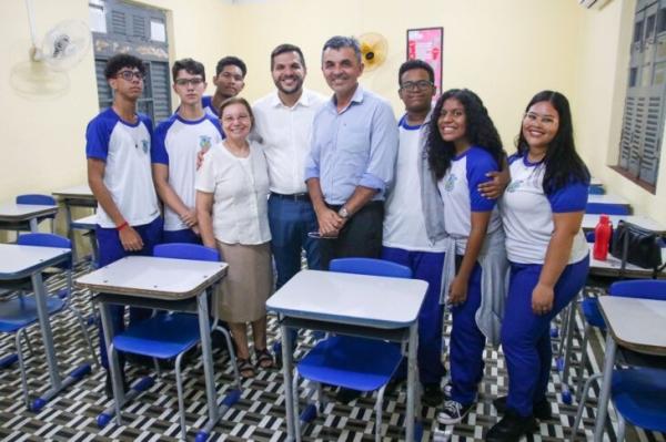 O secret&aacute;rio de Estado da Educa&ccedil;&atilde;o Washington Bandeira visitando a escola Patronato Nossa Senhora de Lourdes, em Campo Maior.(Imagem:Divulga&ccedil;&atilde;o)