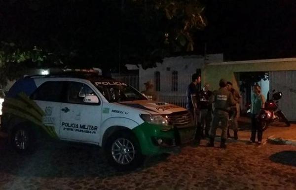 Homens armados invadem casa de vereador e fazem família refém