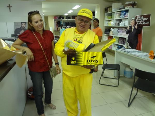 Rep&oacute;rter Amarelinho &eacute; presenteado com t&ecirc;nis amarelo.(Imagem:FlorianoNews)