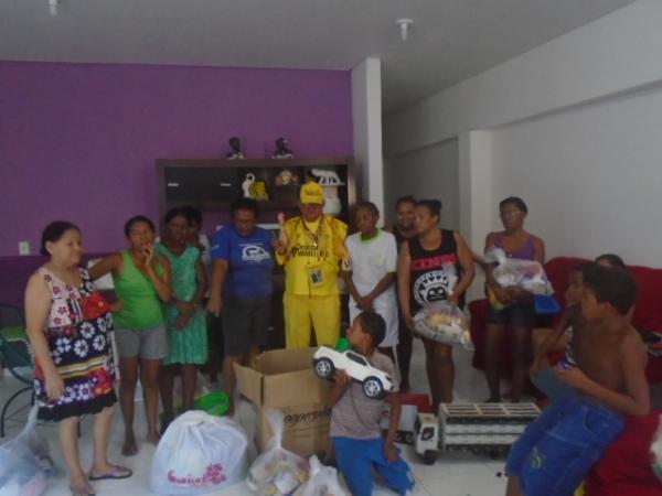 Fam&iacute;lias carentes recebem doa&ccedil;&atilde;o de cestas b&aacute;sicas em Floriano.(Imagem:FlorianoNews)