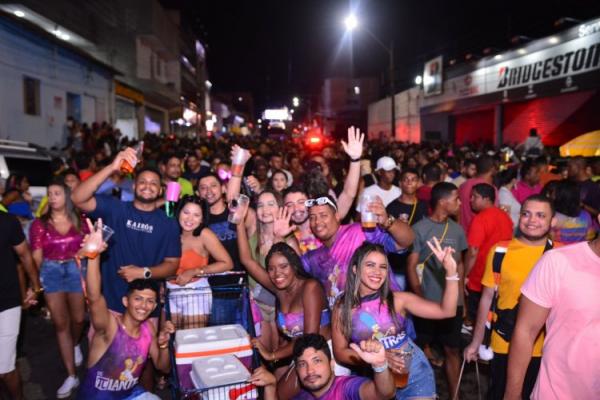 S&aacute;vio Grazz e Banda Babaix&aacute; arrastam multid&atilde;o no 3&ordm; arrast&atilde;o do Carnaval de Floriano(Imagem:Secom )