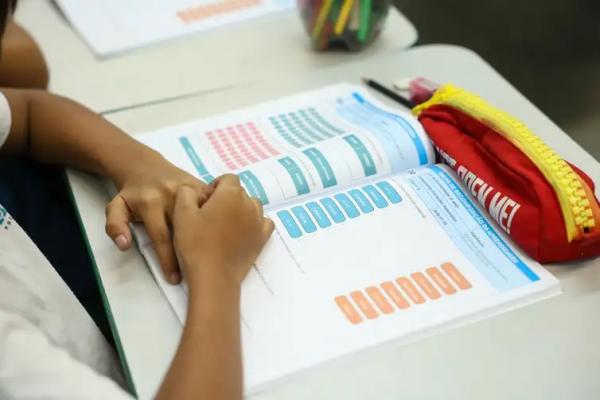 Alunos em sala de aula no Centro Integrado de Educa&ccedil;&atilde;o P&uacute;blica (CIEP) 001, no Catete, Rio de Janeiro.(Imagem:Tomaz Silva/Ag&ecirc;ncia Brasil)