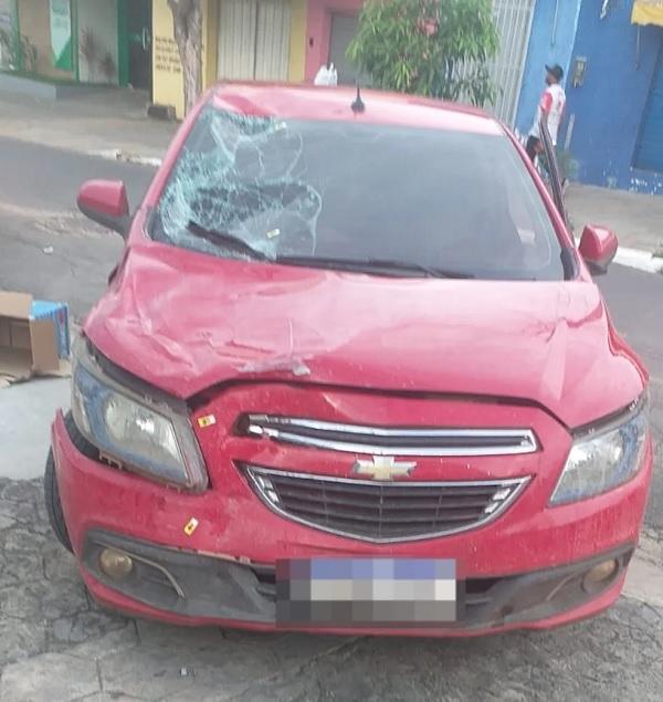 Motociclista &eacute; atingido por carro roubado durante persegui&ccedil;&atilde;o policial em Floriano.(Imagem:Reprodu&ccedil;&atilde;o)