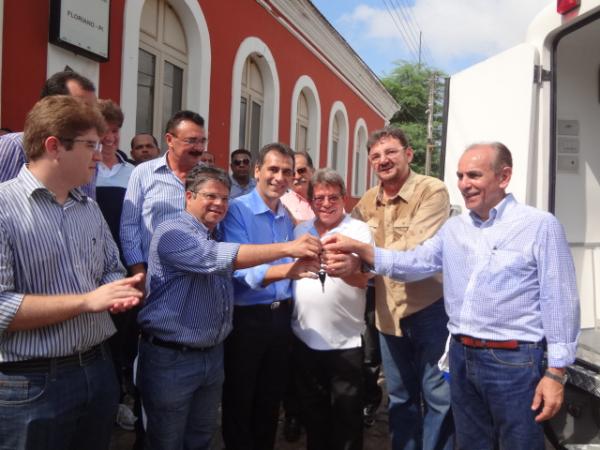 Governador entrega ambul&acirc;ncia e casa de apoio para gestantes.(Imagem:FlorianoNews)