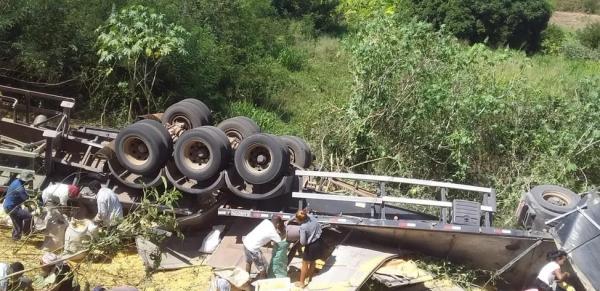 Motorista perdeu o controle da dire&ccedil;&atilde;o e a carreta tombou na PI-140.(Imagem:Reprodu&ccedil;&atilde;o)