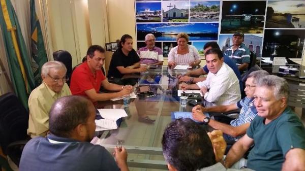 Prefeito Gilberto J&uacute;nior se re&uacute;ne com a Comiss&atilde;o Organizadora do Carnaval.(Imagem:Waldemir Miranda)