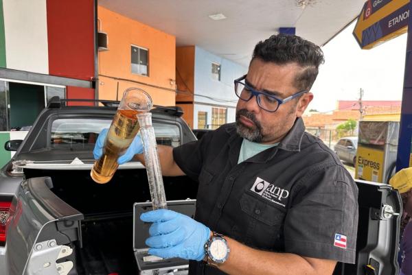 Ação fiscalizatória verifica desde o volume de combustíveis até a manipulação de bombas, visando a proteção dos consumidores.(Imagem:Ascom Imepi)