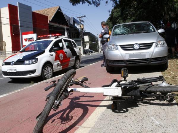 Ciclista foi levado pelo Samu a hospital.(Imagem:Reginaldo Castro/Estad&atilde;o Conte&uacute;do)