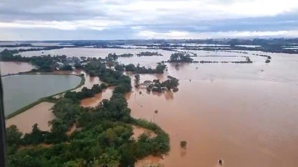 Avi&atilde;o da FAB sobrevoa regi&atilde;o alagada ap&oacute;s fortes chuvas no Rio Grande Sul(Imagem: For&ccedil;a A&eacute;rea Brasileira)