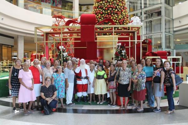 Maria das Dores e amigas da associa&ccedil;&atilde;o conheceram o Papai Noel em Teresina.(Imagem:Arquivo pessoal/&Iacute;cone Comunica&ccedil;&atilde;o)