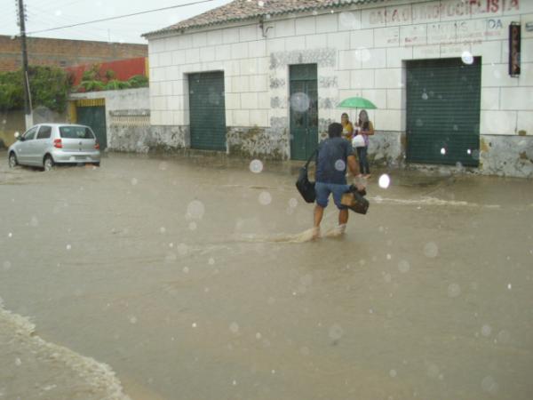 Pessoas se arriscam para passar na rua(Imagem:Floriano News)