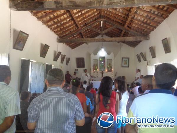 Fieis participaram do encerramento de N. Sr&ordf; do Desterro na comunidade Ara&ccedil;&aacute;s.(Imagem:FlorianoNews)