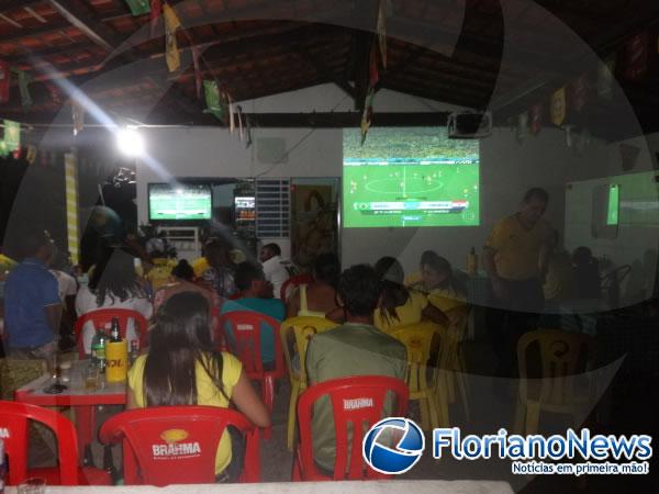 Torcedores de Floriano e Bar&atilde;o de Graja&uacute; se reuniram para assistir partida entre Brasil e Cro&aacute;cia.(Imagem:FlorianoNews)