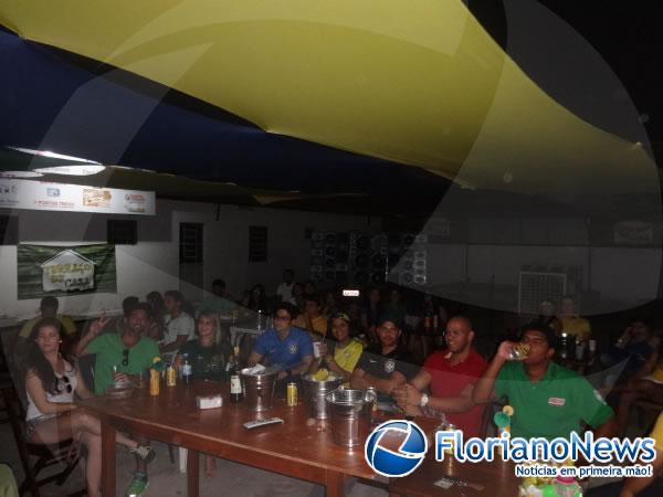 Torcedores de Floriano e Bar&atilde;o de Graja&uacute; se reuniram para assistir partida entre Brasil e Cro&aacute;cia.(Imagem:FlorianoNews)