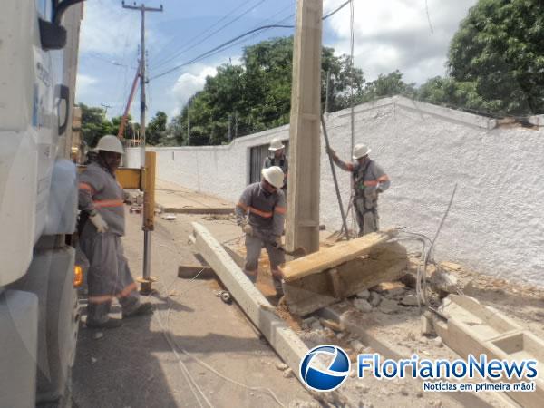Eletrobrás substitui poste danificado em acidente na Avenida São Pio(Imagem:FlorianoNews)