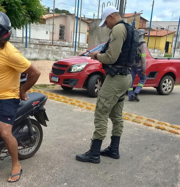 3&ordm; BPM realiza blitz no bairro Catumbi como parte de a&ccedil;&otilde;es preventivas em Floriano(Imagem:Divulga&ccedil;&atilde;o/PM)