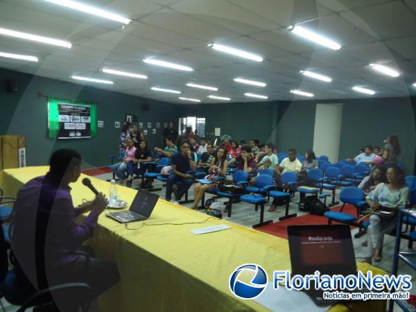 Evento em homenagem aos historiadores &eacute; promovido pelo Centro Acad&ecirc;mico de Historia na UESPI.(Imagem:FlorianoNews)