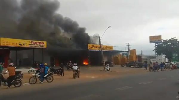 Incêndio de grandes proporções atinge loja de autopeças em Floriano; explosões assustam moradores