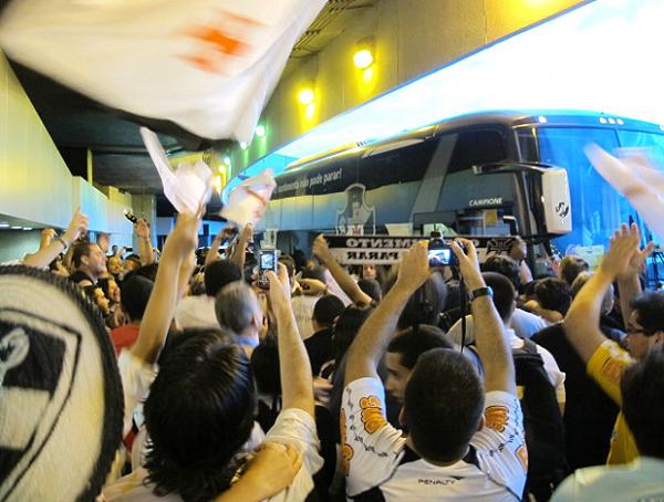 Com euforia, torcida recebe Vasco e apoia antes de clássico decisivo
