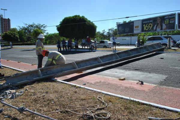 Jovem se choca em poste e morre na hora na Avenida Cajuína.(Imagem:Geísa Chaves/GP1)