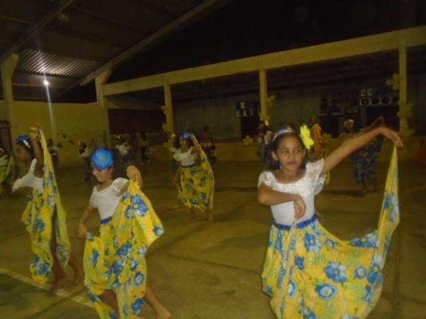 P&uacute;blico infantil lota gin&aacute;sio para prestigiar Show do Carrapeta em Bar&atilde;o de Graja&uacute;.(Imagem:FlorianoNews)