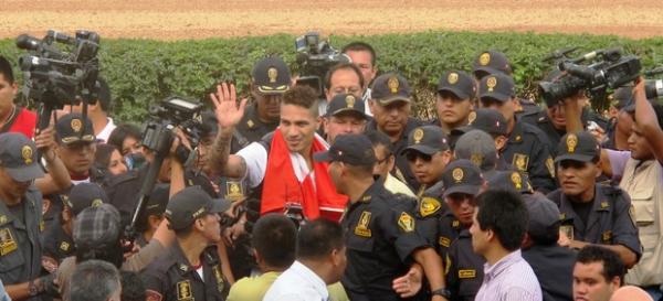 Paolo Guerrero &eacute; uma celebridade no Peru.(Imagem:Marcelo Hazan / Globoesporte.com)