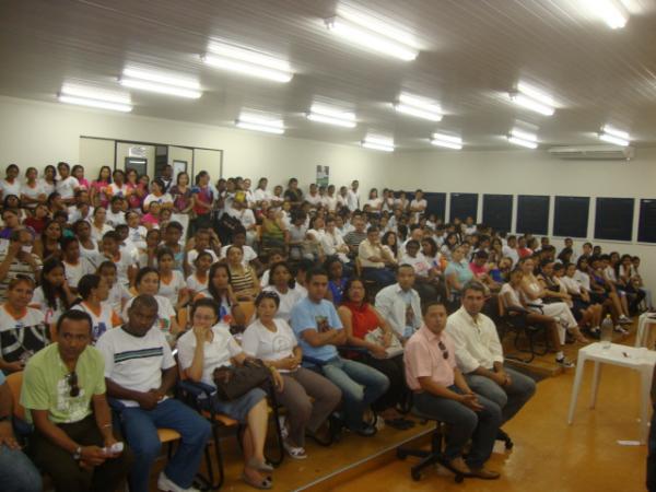 Autoridades e estudantes no lan&ccedil;amento da Caderneta do Adolescente(Imagem:Amarelinho)