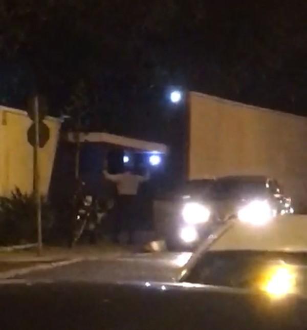 Vídeo mostra bandidos assaltando segurança de faculdade durante trabalho na Zona Leste da capital