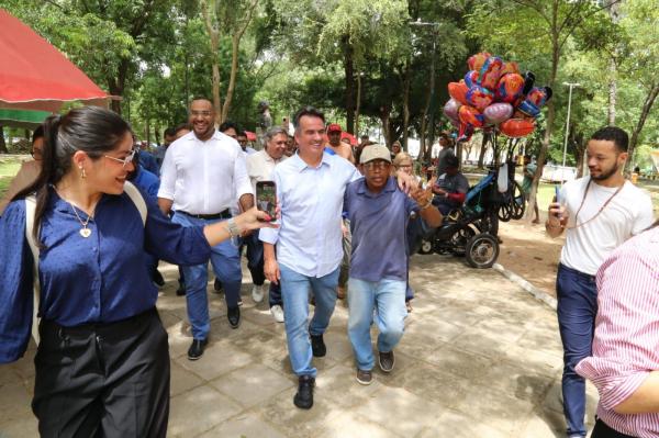 Ciro percorre ruas do Centro, tem contato com populares e almoça no Restaurante Popular(Imagem:Divulgação)