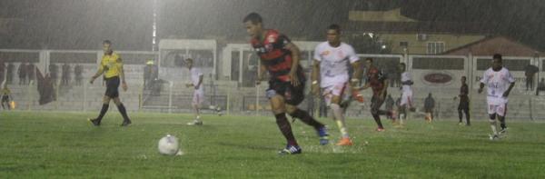 Debaixo de chuva, Flamengo-PI vence Cai&ccedil;ara em Barras.(Imagem: Josiel Martins)