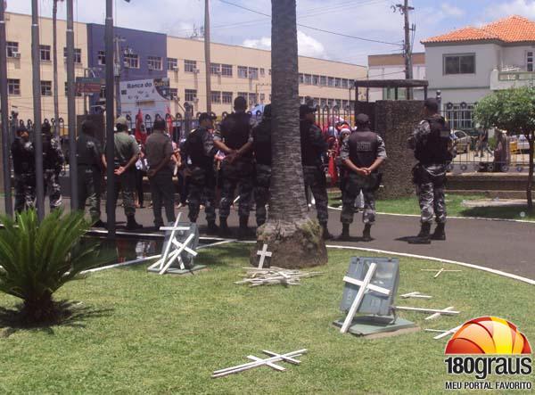 Trabalhadoras tentam invadir Karnak no Dia da Mulher