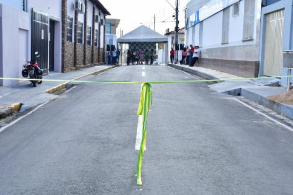 Solenidade marca inaugura&ccedil;&atilde;o da pavimenta&ccedil;&atilde;o asf&aacute;ltica das ruas Defala Attem e Elias Oka em Floriano.(Imagem:Secom)