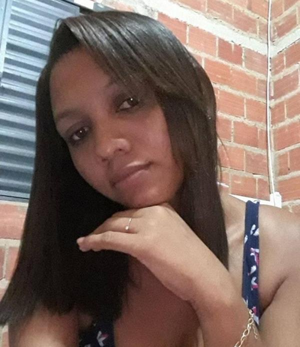 Mulher é morta a facadas dentro de casa na frente do filho de 2 anos