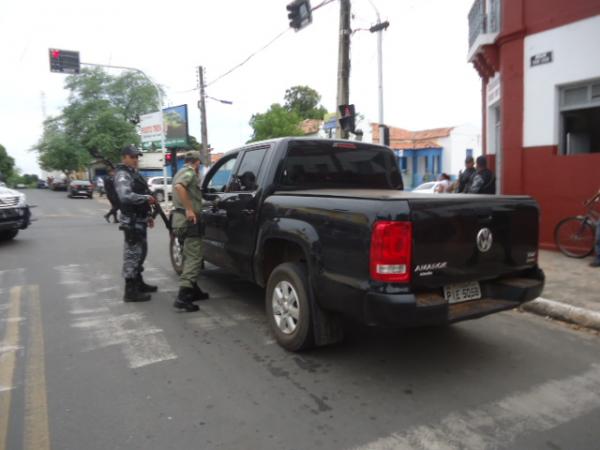 Pol&iacute;cia Militar efetua condu&ccedil;&atilde;o de suspeito durante Opera&ccedil;&atilde;o Carnaval em Floriano.(Imagem:FlorianoNews)