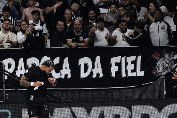 Comemora&ccedil;&atilde;o de Memphis Depay, do Corinthians, contra o Athletico-PR.(Imagem:Marcos Ribolli)
