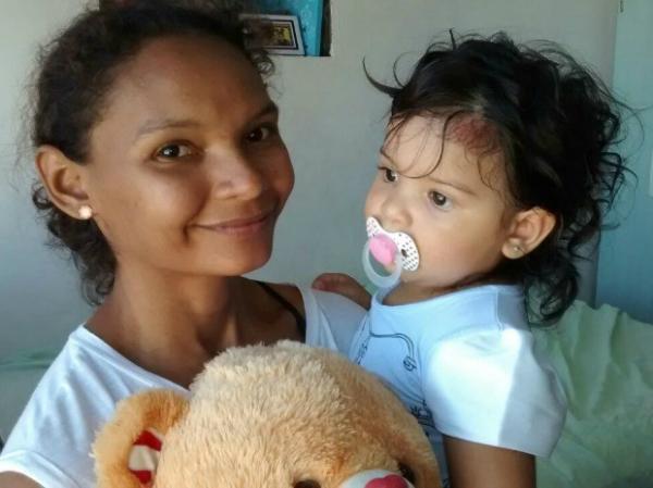 Aline Nascimento e a pequena Beatriz, que sobreviveu a uma queda do terceiro andar de pr&eacute;dio em Fortaleza. (Imagem:Elias Bruno / G1)