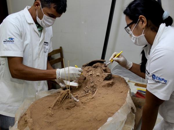 Arque&oacute;logos trabalham na escava&ccedil;&atilde;o de crian&ccedil;a enterrada h&aacute; cerca de 3.500 anos.(Imagem:Pedro Santiago/G1)