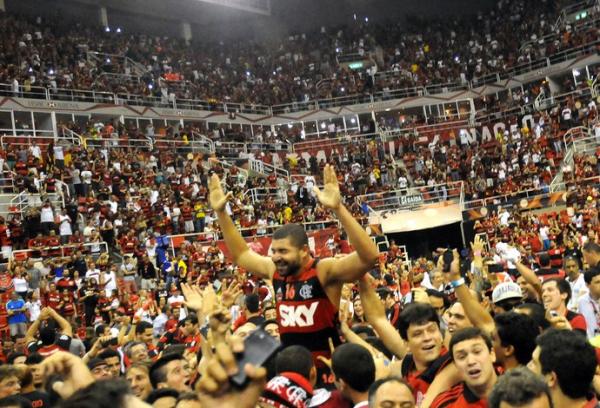 Olivinha nos bra&ccedil;os da torcida, dentro da quadra.(Imagem:Andr&eacute; Dur&atilde;o)
