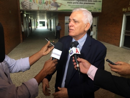 Themístocles Filho entrega obra de Mercado Público de Esperantina