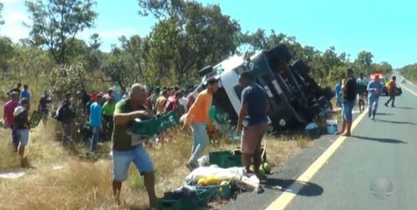 Caminh&atilde;o carregado de frutas tomba na BR-230 em Bar&atilde;o de Graja&uacute;(Imagem:Reprodu&ccedil;&atilde;o/TV Tropical)
