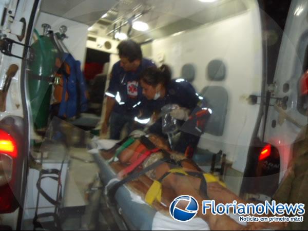 Mulher e crian&ccedil;a ficam presas nas ferragens ap&oacute;s carreta tombar em Floriano.(Imagem:FlorianoNews)