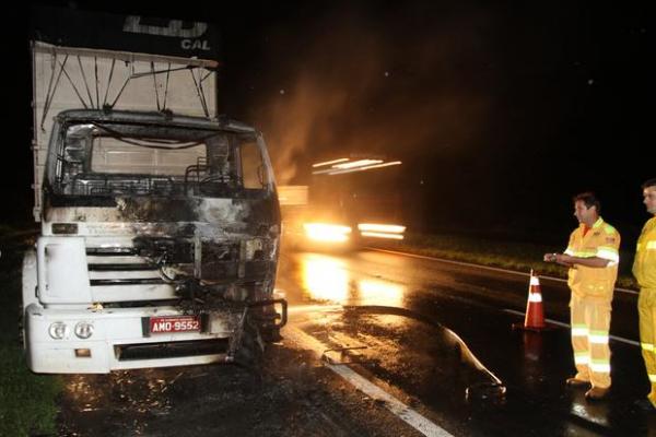 Caminhão estoura pneu e carga é completamente destruída pelo fogo