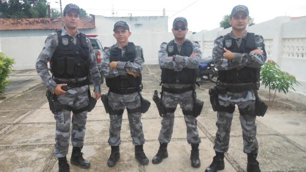 Opera&ccedil;&atilde;o policial envolveu 30 policiais, 4 viaturas e 1 helic&oacute;ptero.(Imagem:FlorianoNews)