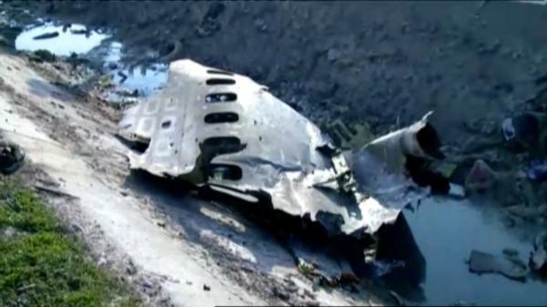 Parte do Boeing 737 que caiu logo ap&oacute;s a decolagem em Teer&atilde;, no Ir&atilde; (Imagem:Reprodu&ccedil;&atilde;o/Reuters)