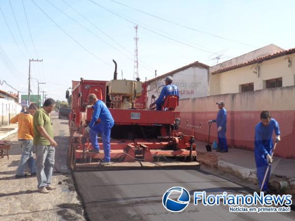 Rua Paulo Ramos, em Bar&atilde;o de Graja&uacute;, recebe pavimenta&ccedil;&atilde;o asf&aacute;ltica.(Imagem:FlorianoNews)