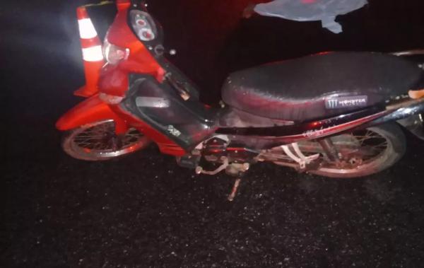 O Serviço de Atendimento Móvel de Urgência (Samu) foi acionado, mas o motociclista não resistiu e faleceu na estrada. Os familiares do homem foram até o local e fizeram o reconhe(Imagem:Reprodução)