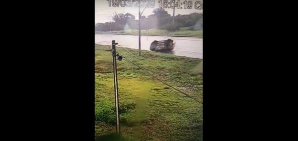 Motorista perde controle de carro e capota na BR-316 no Piauí